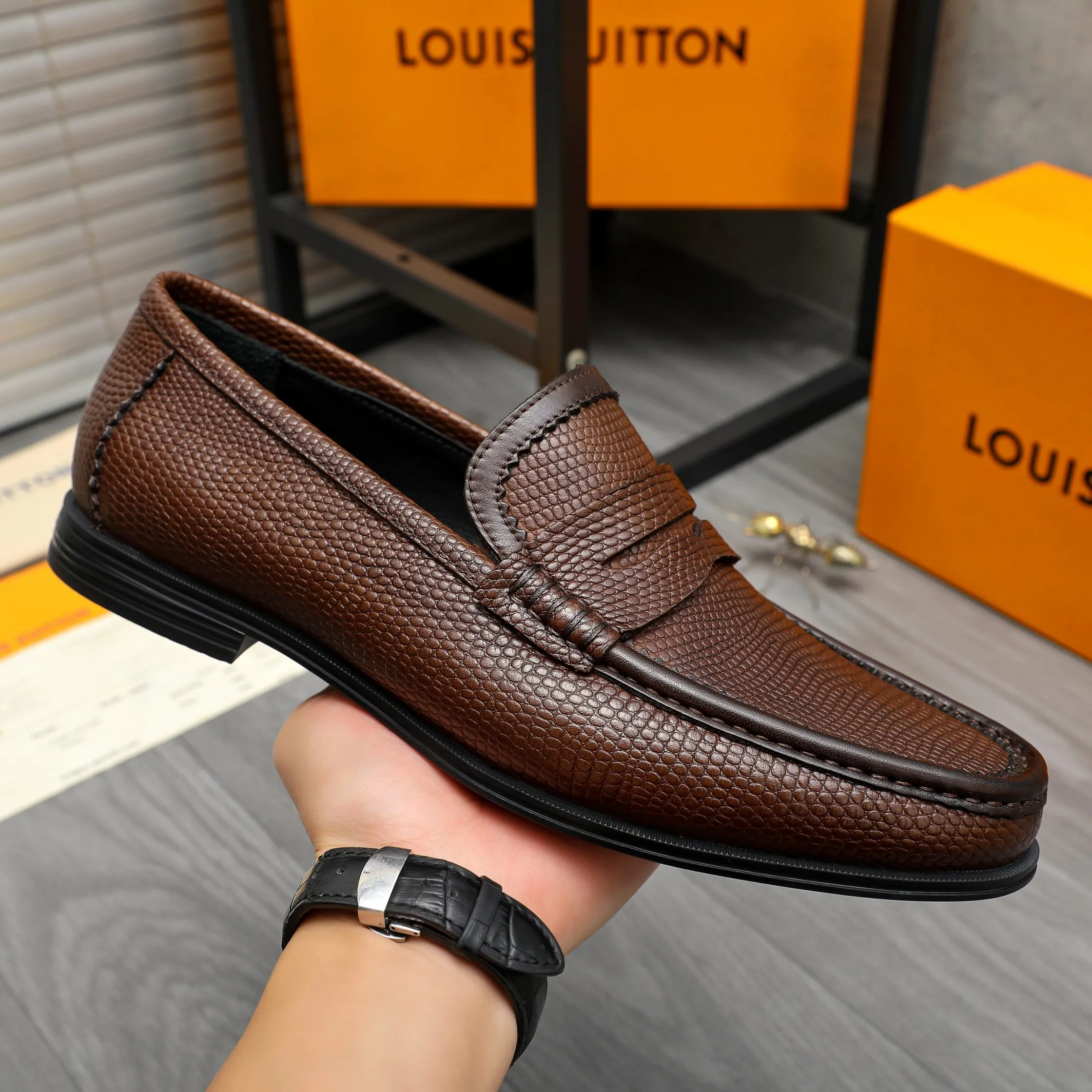 Men's shoes 💰p442 Product trademark: LV (Louis Vuitton) business slip-on leather shoes. Regular size: 38-46 (45.46 is custom-made and non-refundable) Product materials: Selected high-quality grained cowhide upper, cowhide lining, rubber outsole